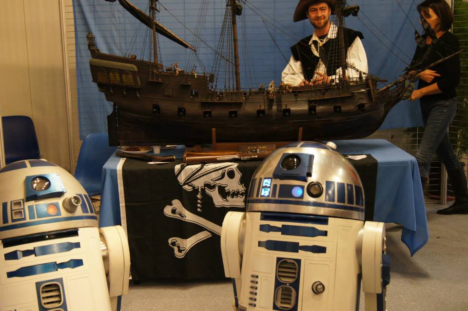 Deux R2 devant le Black Pearl