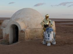 C3PO (Simon Wilkie) et R2, maison des Lars